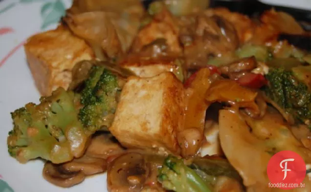 Tofu picante com molho de amendoim com ervilhas e cogumelos