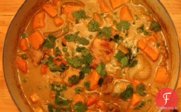 Ca-Ri Ga (Caril de frango com batatas, cenouras e ervilhas)