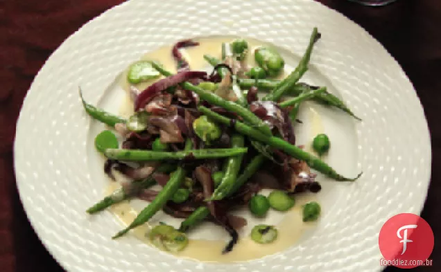 Salada de legumes de primavera quente com Favas, Feijão verde e receita de Radicchio