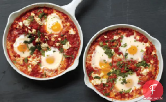 Ovos escalfados em molho de tomate com grão de bico e queijo Feta