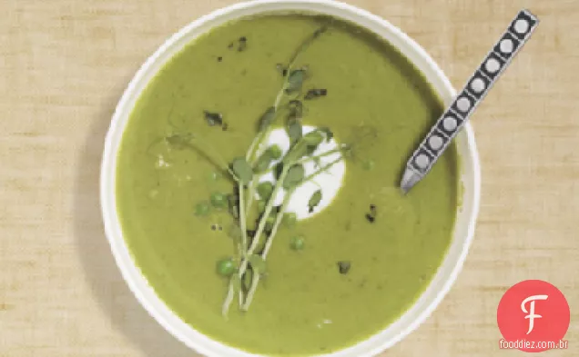 Sopa de ervilha verde com estragão e brotos de ervilha