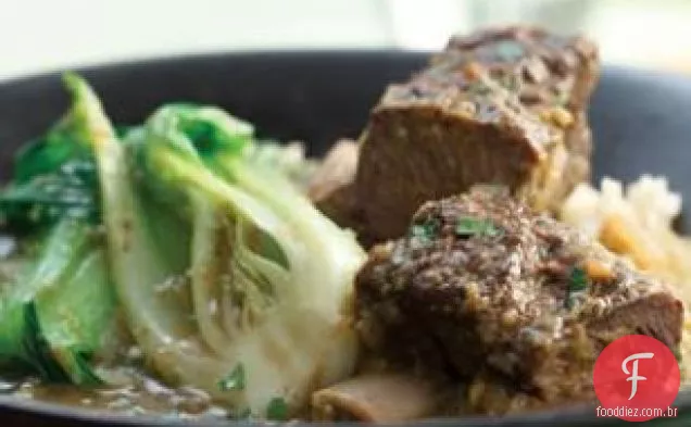 Costelas Curtas De Bisão De Curry Vermelho Com Bebê Bok Choy