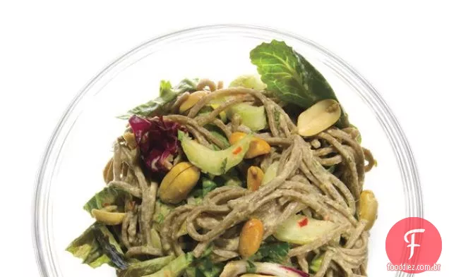 Macarrão de Soba de gergelim com pepino, bok Choy e verduras misturadas