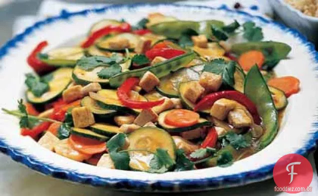 Frite os vegetais do jardim com Tofu e arroz integral