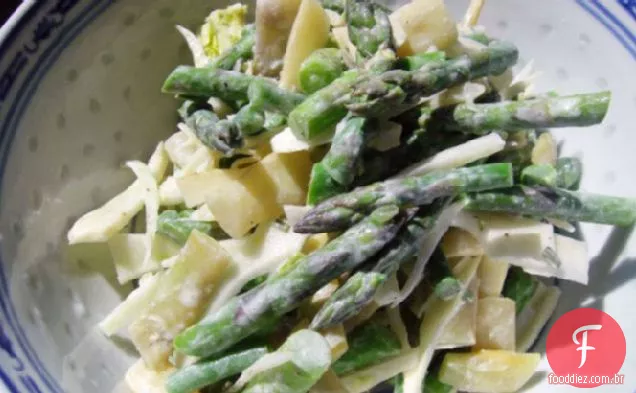 Espargos, ervilhas, feijões e salada de erva-doce