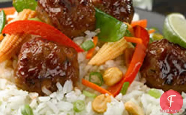 Basmati e ervilha de neve fritam com almôndegas de Frango Teriyaki