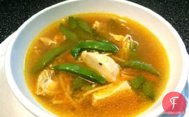 Sopa De Macarrão Com Gengibre E Frango (Panela De Barro)