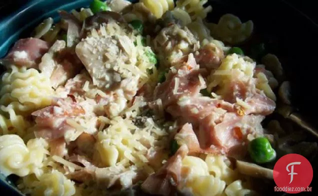 Massa cremosa de alho com cogumelos e Prosciutto