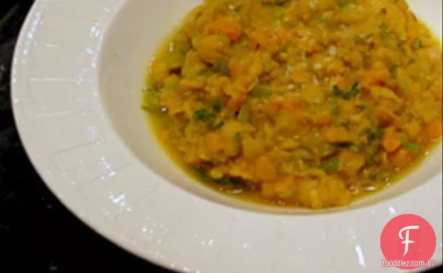 Verduras de campo e salada vegetariana grelhada com molho de mostarda