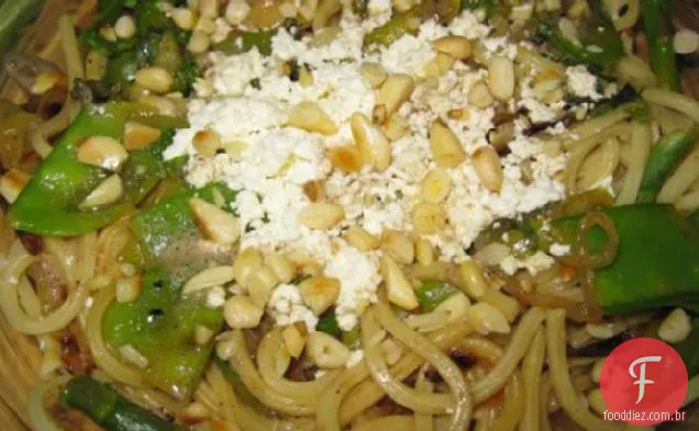 Macarrão com ervilhas, aspargos, Ricota e manteiga marrom