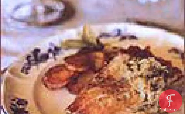 Robalo assado com batatas, cebolas e erva-doce