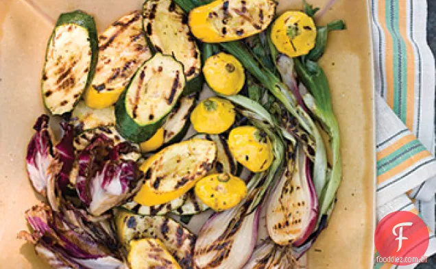 Radicchio grelhado, abóboras de Verão e cebolinha