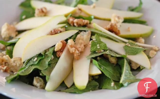 Salada sem confusão de queijo azul e pêra com molho de néctar de Damasco
