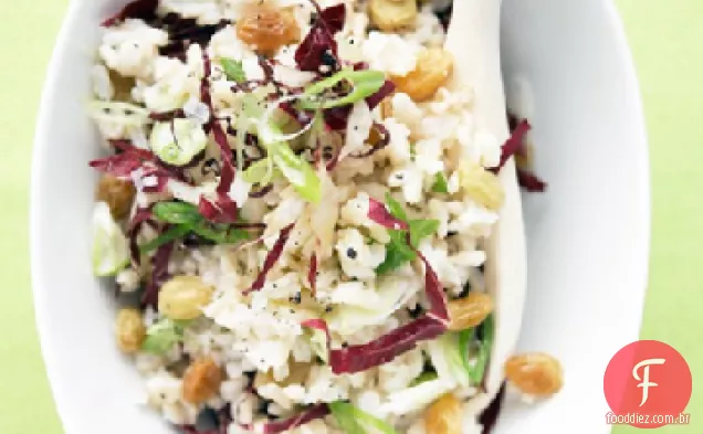 Salada de arroz com passas e cebolinha