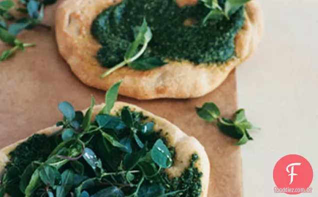 Pão achatado com Pesto de azeda e salada de ervas daninhas comestíveis