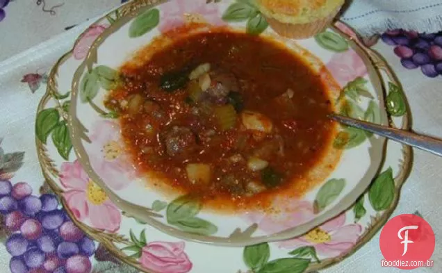 Sopa saudável de carne e vegetais com cogumelos