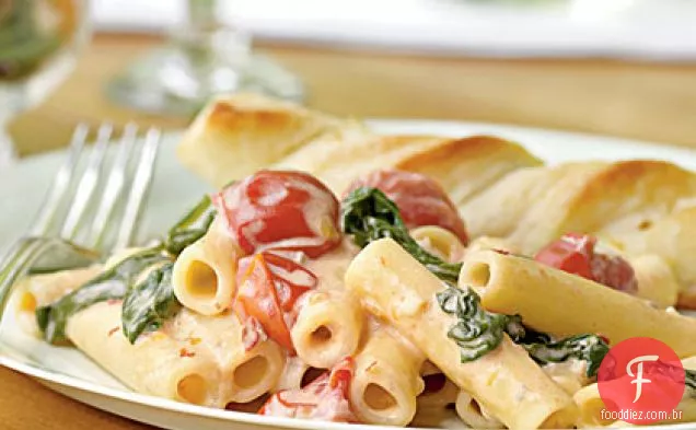 Ziti com espinafre, tomate cereja e molho Gorgonzola