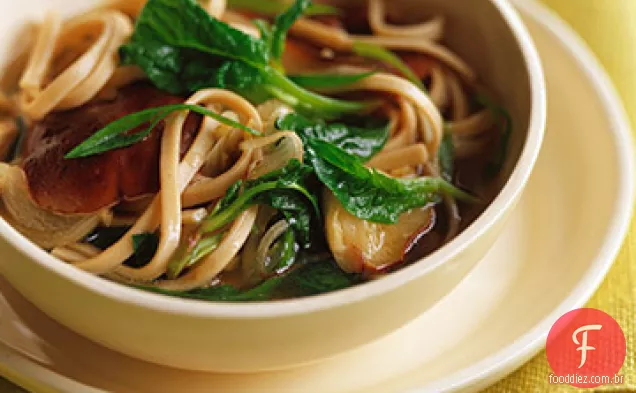 Macarrão Udon com cogumelos Shiitake em caldo de gengibre