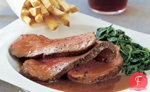 Filé Mignon com molho de Vinho Tinto, espinafre cremoso e batatas fritas trufadas