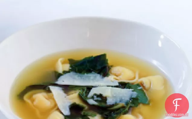 Tortellini em caldo com acelga e Pecorino