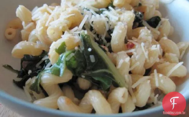 Macarrão com bacon de acelga e ricota de limão