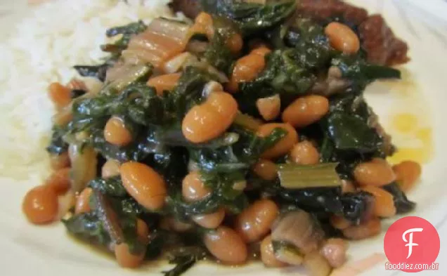Feijão e ragu de batata com acelga