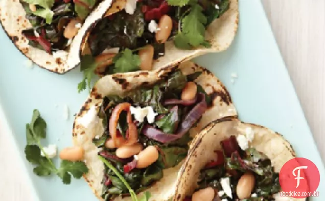 Tacos de feijão e verduras com queijo de cabra