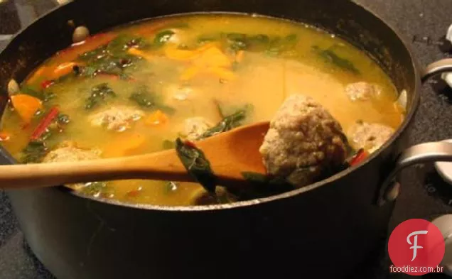 Sopa Suíça de acelga e macarrão com almôndegas de Peru