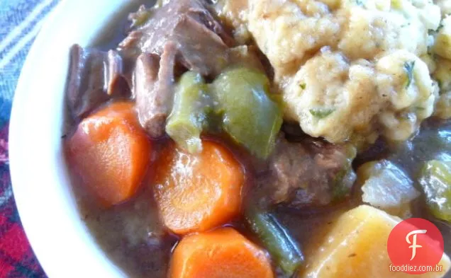 Ensopado De Legumes De Carne Invernal Com Bolinhos De Ervas Fofos