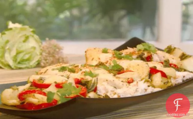 Frango com curry vermelho gergelim com arroz de coco doce e bok Choy