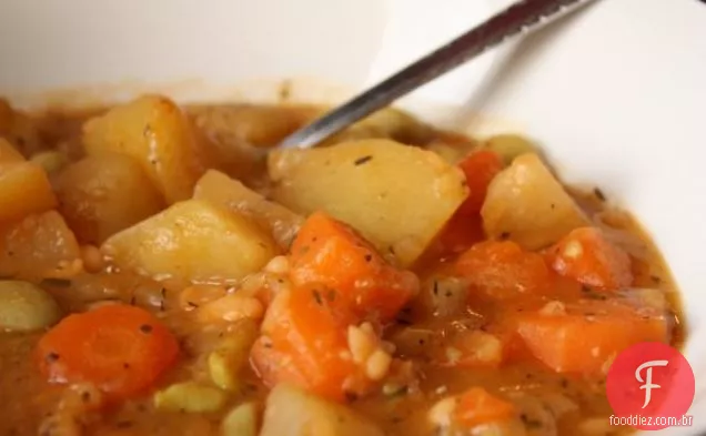 Ensopado de carne e cenoura com bolinhos de ervas com crosta