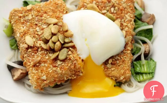 Tofu com casca de semente de abóbora com caldo de capim-limão, macarrão de arroz e ovos escalfados