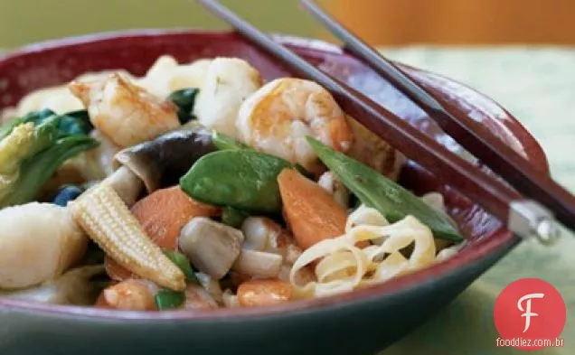 Macarrão de frutos do mar e vegetais refogados