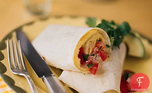 Omelete Burrito com queijo Jack e tomate Salsa