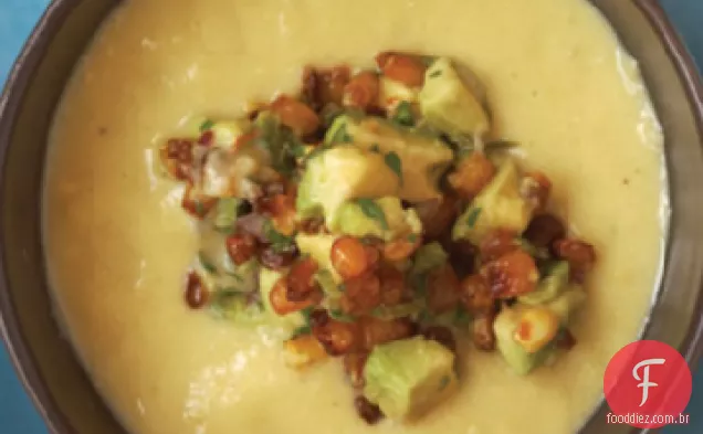 Sopa de milho fresca coberta com guacamole de milho assado