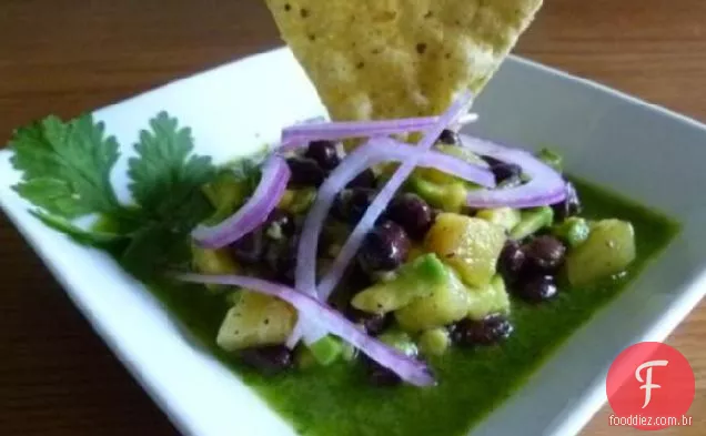 Salada de abacate, feijão preto e abacaxi