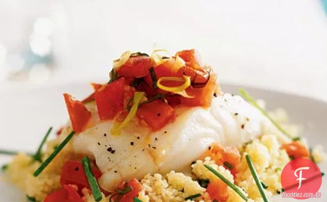 Robalo assado no forno com cuscuz e vinagrete de tomate quente