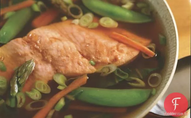Sopa De Missô Com Aspargos E Salmão Grelhado