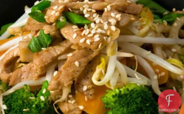 Frango, Legumes E Macarrão Refogados