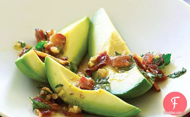 Abacates com vinagrete de salsa de Bacon quente