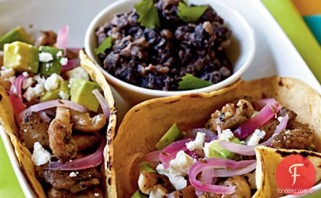 Frango Carne asada Tacos com cebola em conserva