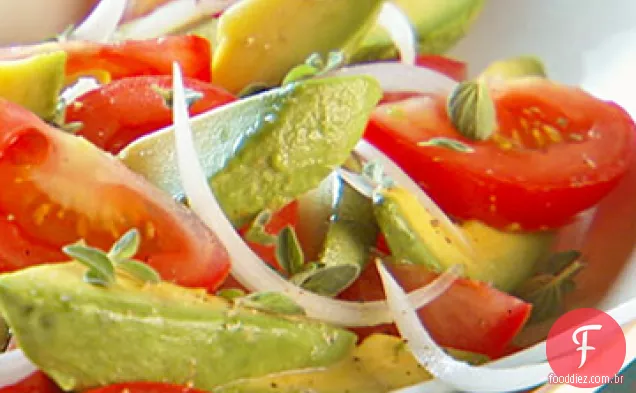 Salada de tomate, abacate e coentro