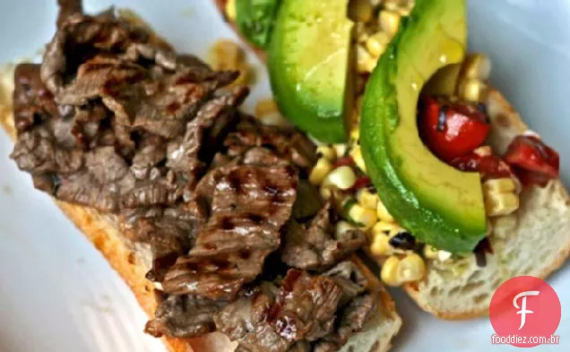 Jantar esta noite: sanduíche de bife com milho, tomate e abacate