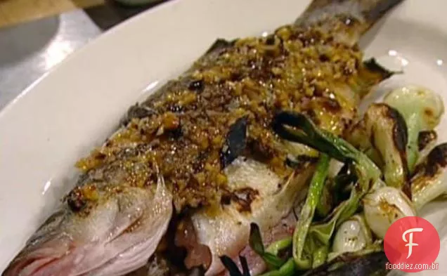 Robalo assado em madeira com Meyer Lemon e Olive Relish