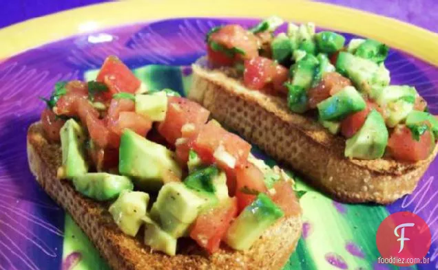 Simples Tomate E Abacate Crostini