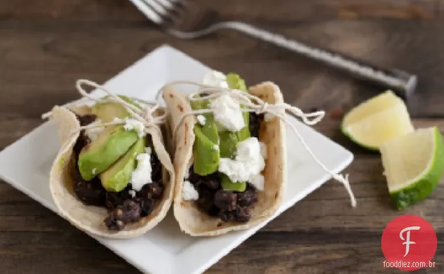 Feijão preto temperado, abacate grelhado e tacos de queijo de cabra