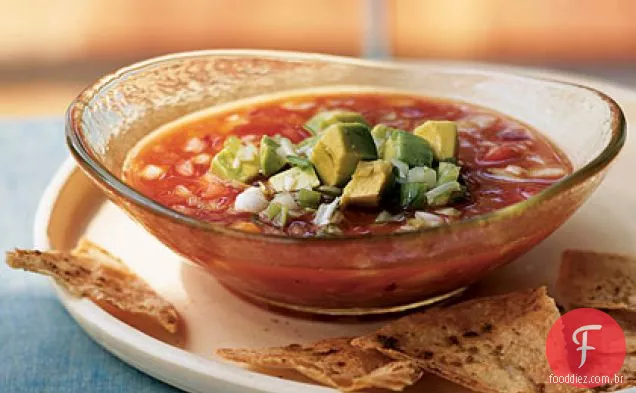 Gaspacho com batatas fritas de abacate e cominho