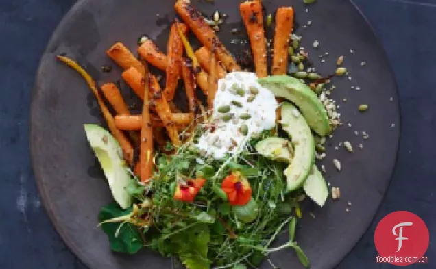 Salada de cenoura e abacate com sementes crocantes