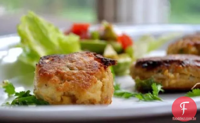 Mini Bolos De Caranguejo Com Salsa De Abacate