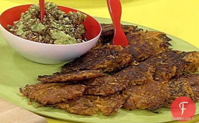 Panquecas de batata doce picantes com guacamole de férias